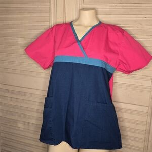 WINKs scrubs top in Large